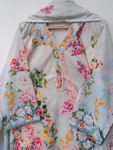 JULIAN (WHITE & SKY)