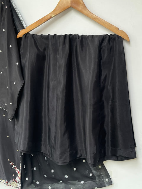 VANYA SILK (BLACK)